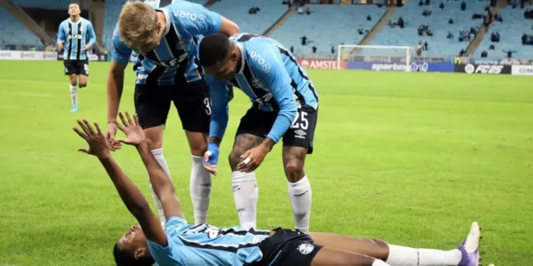 Grêmio passa sufoco, mas vence o Luqueño e vai ao playoff da Sul-Americana