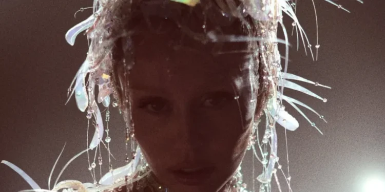 Inspirado em Pink Floyd, Miley Cyrus lança álbum “Something Beautiful”