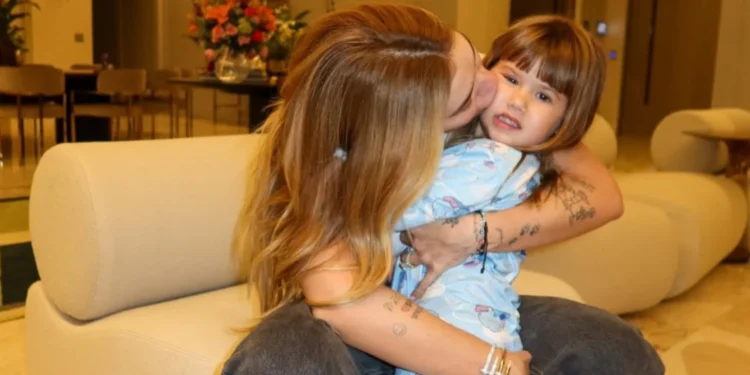 Após término, Virginia volta ao Brasil para celebrar aniversário da filha