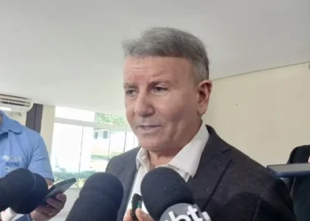 Prefeito Eduardo Siqueira Campos (Podemos) comenta Operação Sisamnes em coletiva de imprensa — Foto: Stefani Cavalcante/g1 Tocantins