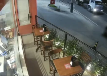 Ataque foi flagrado por câmeras de segurança • Reprodução