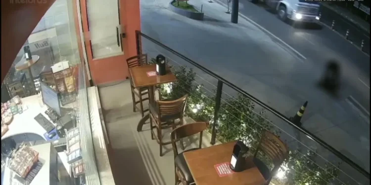 Homem é preso após tentar estrangular a companheira em posto em MG