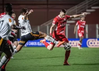 Gabriel Poveda arrisca chute para o Vila na etapa inicial (Foto: Roberto Corrêa/VNFC)