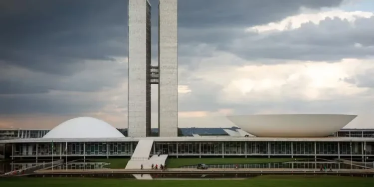 Projeto sobre controle no bloqueio de perfis de políticos avança na Câmara