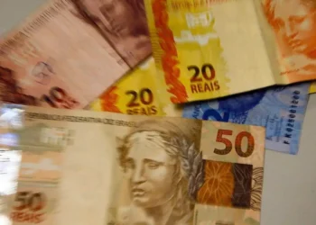 A melhor opção estaria nos CDBs de bancos médios • Marcello Casal JrAgência Brasil