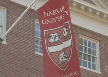 Donald Trump quer proibir estudantes estrangeiros de estudar em Harvard — Foto: Jornal Nacional/ Reprodução