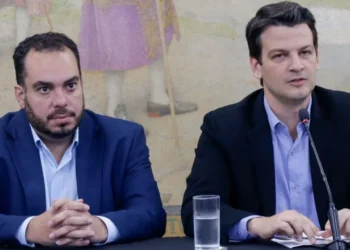 Prefeito Eduardo Pimentel (à direita) com o vice-prefeito Paulo Martins (à esquerda) • 21/05/2025 - Pedro Ribas/Secom