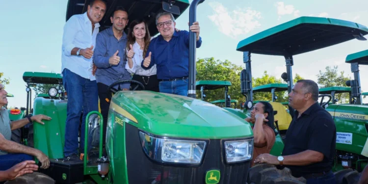 Palmas recebe tratores para fortalecer a agricultura familiar