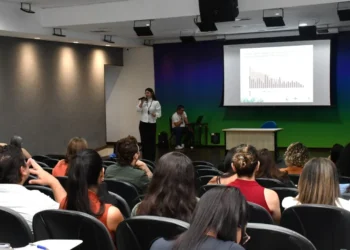 A diretora de Vigilância de Doenças Transmissíveis e Não Transmissíveis da SES-TO, Gisele Silva Carvalho Luz palestrou no evento