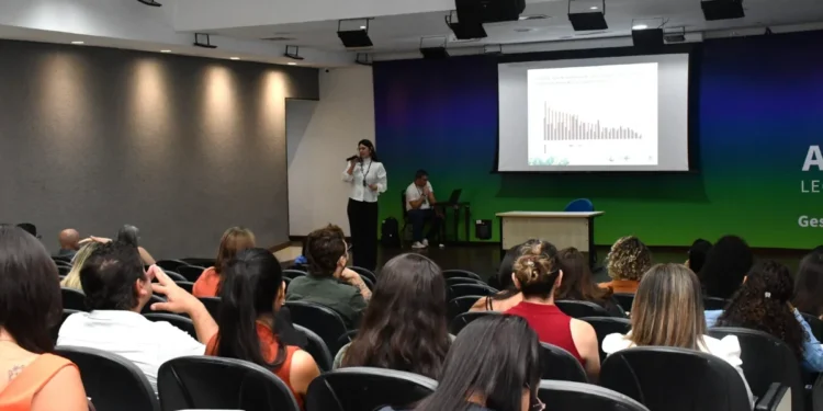 A diretora de Vigilância de Doenças Transmissíveis e Não Transmissíveis da SES-TO, Gisele Silva Carvalho Luz palestrou no evento