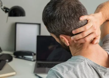 O tempo de uso de telas é o principal fator causal dos sintomas e deve ser sempre controlado
crédito: FreePik