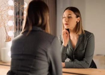 Buscar um dermatologista é importante para que ele possa examinar a pele e orientar as melhores estratégias para conquistar o glow
Buscar um dermatologista é importante para que ele possa examinar a pele e orientar as melhores estratégias para conquistar o glow -
crédito: Freepik