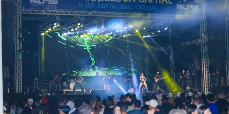 Moleca Sapeca e Dorivã fazem público dançar e levantar poeira na terceira noite do Arraiá da Capital