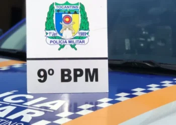 PMs usam baldes d'água para controlar as chamas e resgatar uma mulher com a residência em chamas. - Foto: ASCOM PMTO