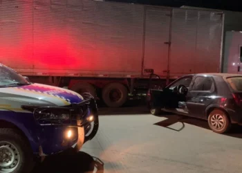 Veículo ficou com a frente destruída após colisão com caminhão na Avenida Presidente Dutra, em Itacajá. - Foto: Divulgação