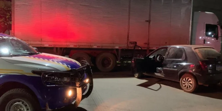 Veículo ficou com a frente destruída após colisão com caminhão na Avenida Presidente Dutra, em Itacajá. - Foto: Divulgação