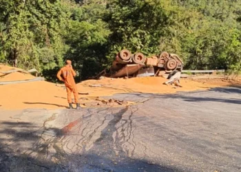 Acidente com carreta na serra de Taquaruçu deixa óleo na pista