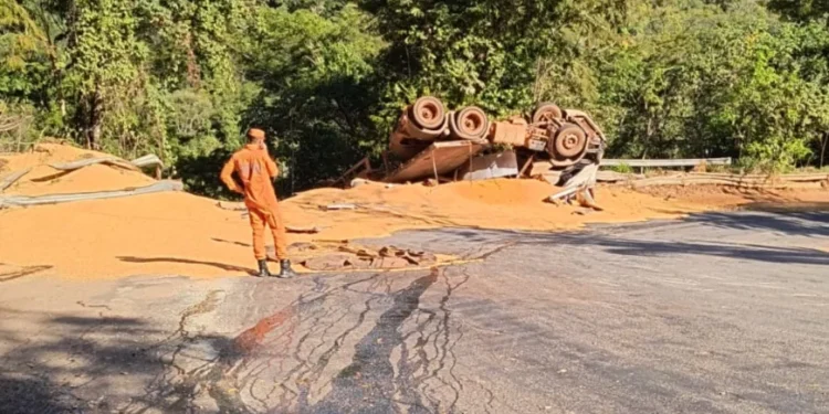 Acidente com carreta na serra de Taquaruçu deixa óleo na pista