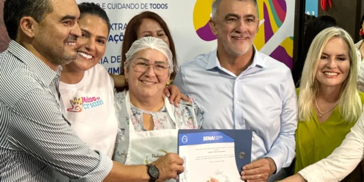 Amélio Cayres destaca parcerias institucionais em solenidade do projeto”Mãos que Criam”