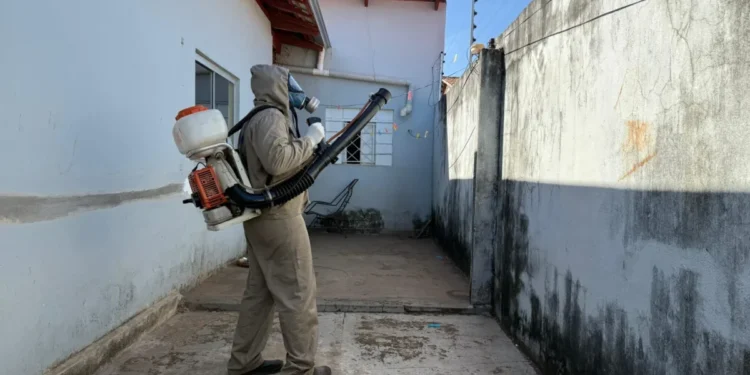 Ação de bloqueio de transmissão mobiliza moradores da Arno 31 contra o Aedes aegypti