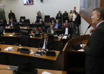 Na Câmara, prefeito Eduardo critica descentralização dos recursos na rede de ensino: “Falsa democratização que atenta contra a economicidade”, diz