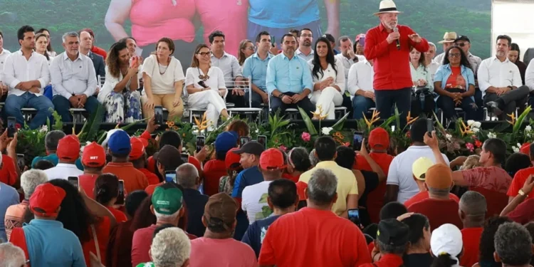 Ao lado de Lula e do governador, Amélio participa da entrega de títulos de terras em Araguatins