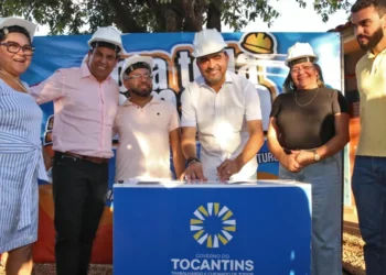 Governador Wanderlei Barbosa assina Ordem de Serviço para reforma de três escolas estaduais em Palmas, acompanhado do secretário da Educação, Fábio Vaz - (Crédito: Marcio Vieira/Governo do Tocantins)