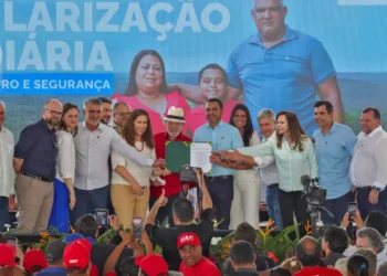 Governador Wanderlei Barbosa e presidente Luiz Inácio Lula da Silva assinam, em Araguatins, acordo que garante ao Tocantins a gestão fundiária de 1,9 milhão de hectares de terras da União (Antônio Gonçalves/Governo do Tocantins)