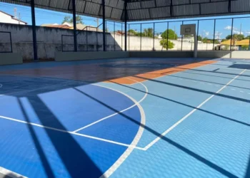 Quadra poliesportiva foi reformada e recebeu cobertura