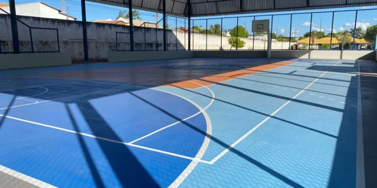 Quadra poliesportiva foi reformada e recebeu cobertura