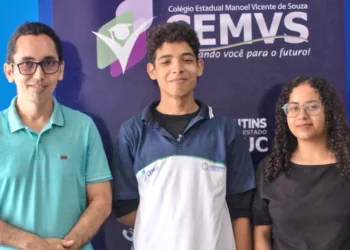 Aluno Estevão, a professora Larissa e Antônio Valdemari, coordenador de projetos da Escola Estadual Manoel Vicente Souza - Foto: divulgação/Seduc/Governo do Tocantins