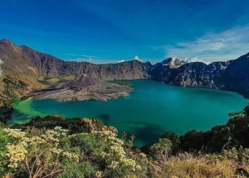 Dentro da caldeira de 50 km² do Rinjani, encontra-se o lago da cratera Segara Anak (Filho do Mar)  • Aldoarianto.87/Wikimedia Commons