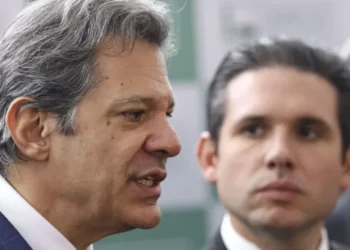O ministro da Fazenda, Fernando Haddad, e o presidente da Câmara, Hugo Motta (Republicanos-PB); deputados devem analisar urgência de projeto que derruba decreto do governo • Foto: Marcelo Camargo/Agência Brasil