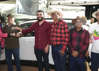 Nova Rosalândia comemora 37 anos com entrega de veículo e investimento garantido por Léo Barbosa