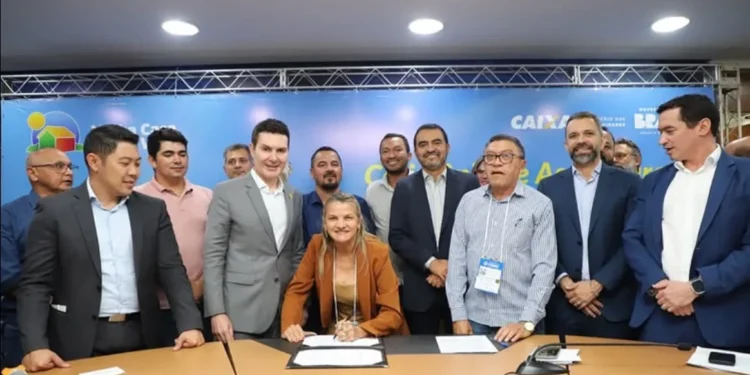 Prefeita Márcia Enfermeira assina convênio para construção de moradias em Lajeado