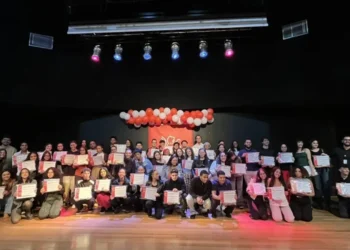 Jovens de Paraisópolis se formam em curso de inglês • Reprodução