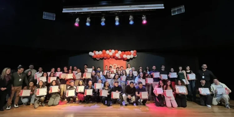 Jovens de Paraisópolis se formam em curso de inglês: “Coragem para sonhar”