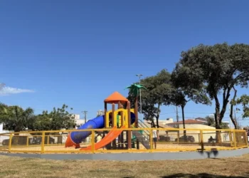 Prefeito Eduardo Siqueira entrega Praça Mosteiro de São Bento e se emociona com homenagem e memória familiar
