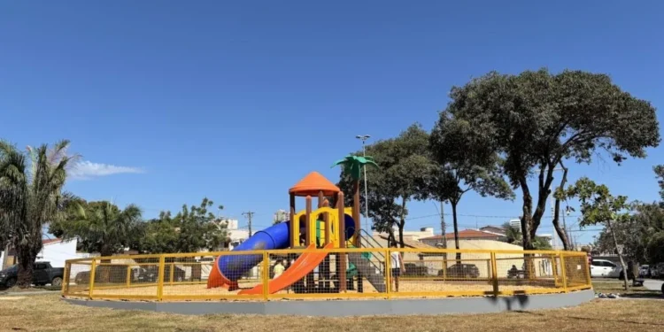 Prefeito Eduardo Siqueira entrega Praça Mosteiro de São Bento e se emociona com homenagem e memória familiar