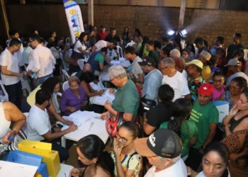 Prefeitura de Palmas entrega títulos de imóveis a moradores do Setor Universitário