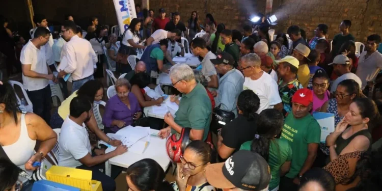 Prefeitura de Palmas entrega títulos de imóveis a moradores do Setor Universitário