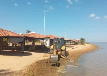 Faixa de areia da Praia das Arnos recebe limpeza para melhorar área de banho