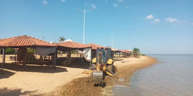 Faixa de areia da Praia das Arnos recebe limpeza para melhorar área de banho