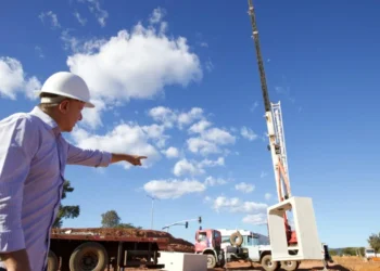 Prefeito Eduardo Siqueira durante visita às obras de drenagem pluvial e pavimentação asfáltica na Avenida LO-21 Foto Flávio Cavalera