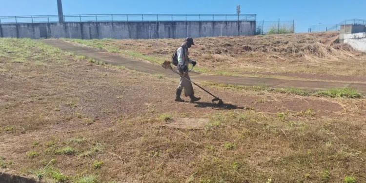 Zeladoria Urbana realiza serviços de paisagismo e limpeza na arena do 33º Arraiá da Capital