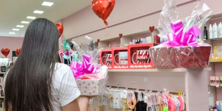 Procon Palmas divulga pesquisa de preços de presentes e experiências a dois para o Dia dos Namorados