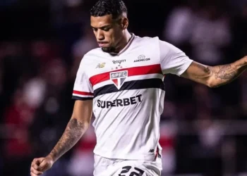 São Paulo “reverte” decisão e retoma negociações por zagueiro