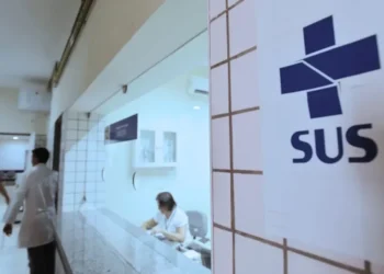 Portaria conjunta dos ministérios da Saúde e da Fazenda — que deve ser publicada nesta quarta-feira (25) no Diário Oficial da União (DOU) — regulamenta o mecanismo, inédito no SUS, que integra o programa “Agora Tem Especialistas” • Agência Brasil