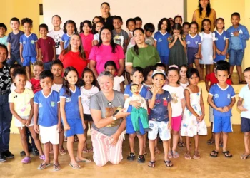 Alunos da EMEI Tereza Ribeiro fazem uma viagem fantástica ao passado com a história mágica do personagem boneco Daniel do Colégio Batista de Tocantínia