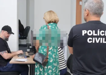 Centenas de pessoas foram intimadas para devolver aparelhos celulares.